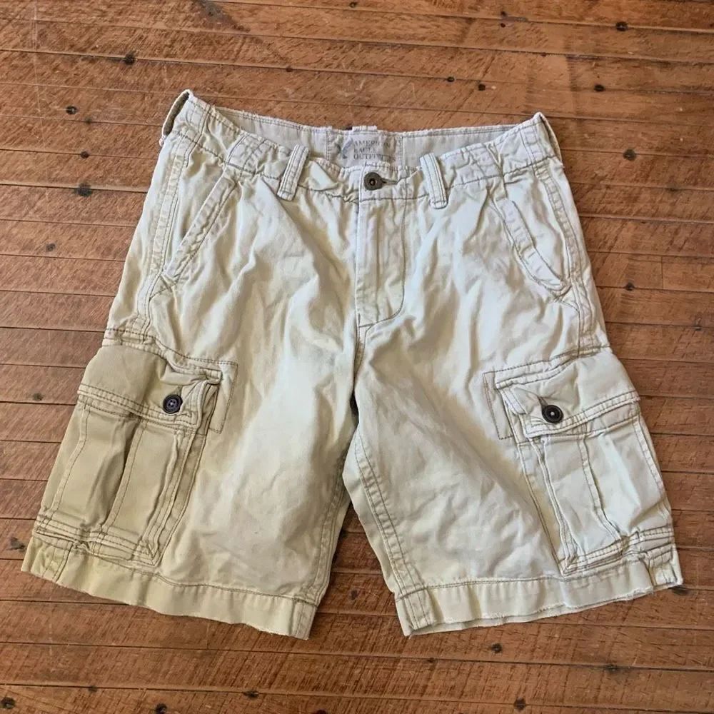 American Eagle classic tan Y2K 30 cargo normcore shorts